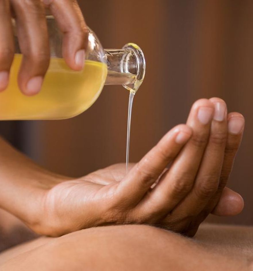 Main avec huile pour massage