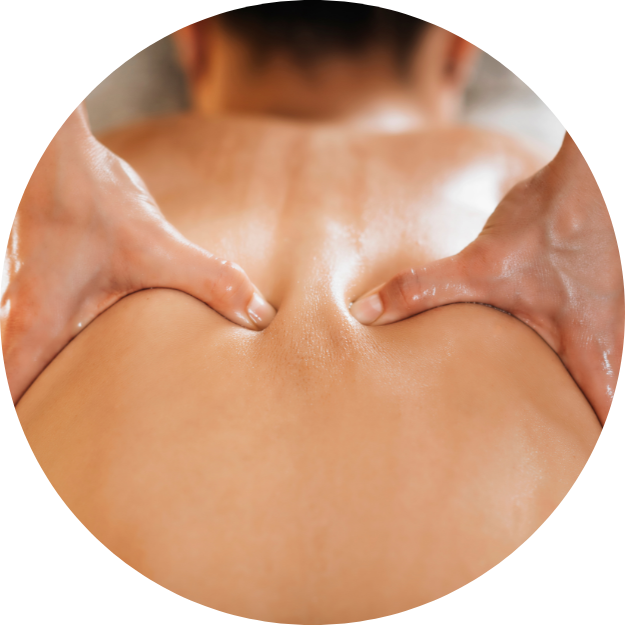 Massage ayurvédique sur les omoplates
