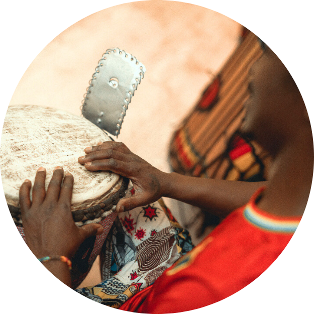 Percussionniste africain qui rythme un cours de danse