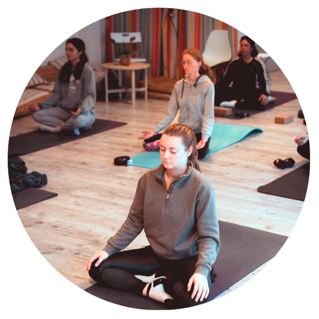 Élèves dans une salle de yoga