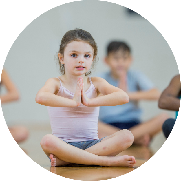 Enfants dans une salle de yoga